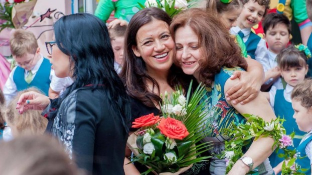 INVATATOAREA ANULUI, premiata de Gasca Zurli si Mirela Retegan INVATATOAREA ANULUI, premiata de Gasca Zurli si Mirela Retegan